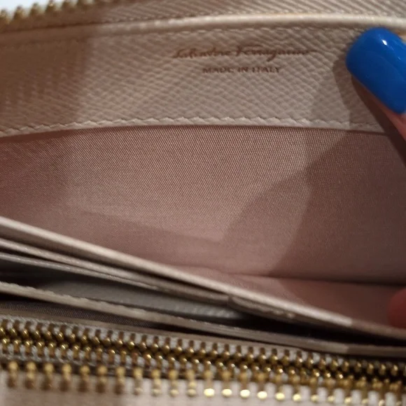 Salvatore Ferragamo Cream Beige Zip Around Wallet With Box - Picture 10 of 17